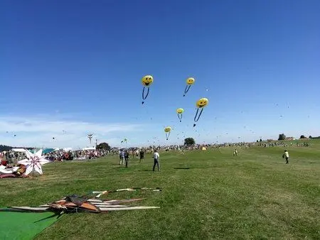 Bunte Lenkdrachen am Himmel über dem Flugplatz Hütten/Hotzenwald beim Familien-Drachenfest 2018
