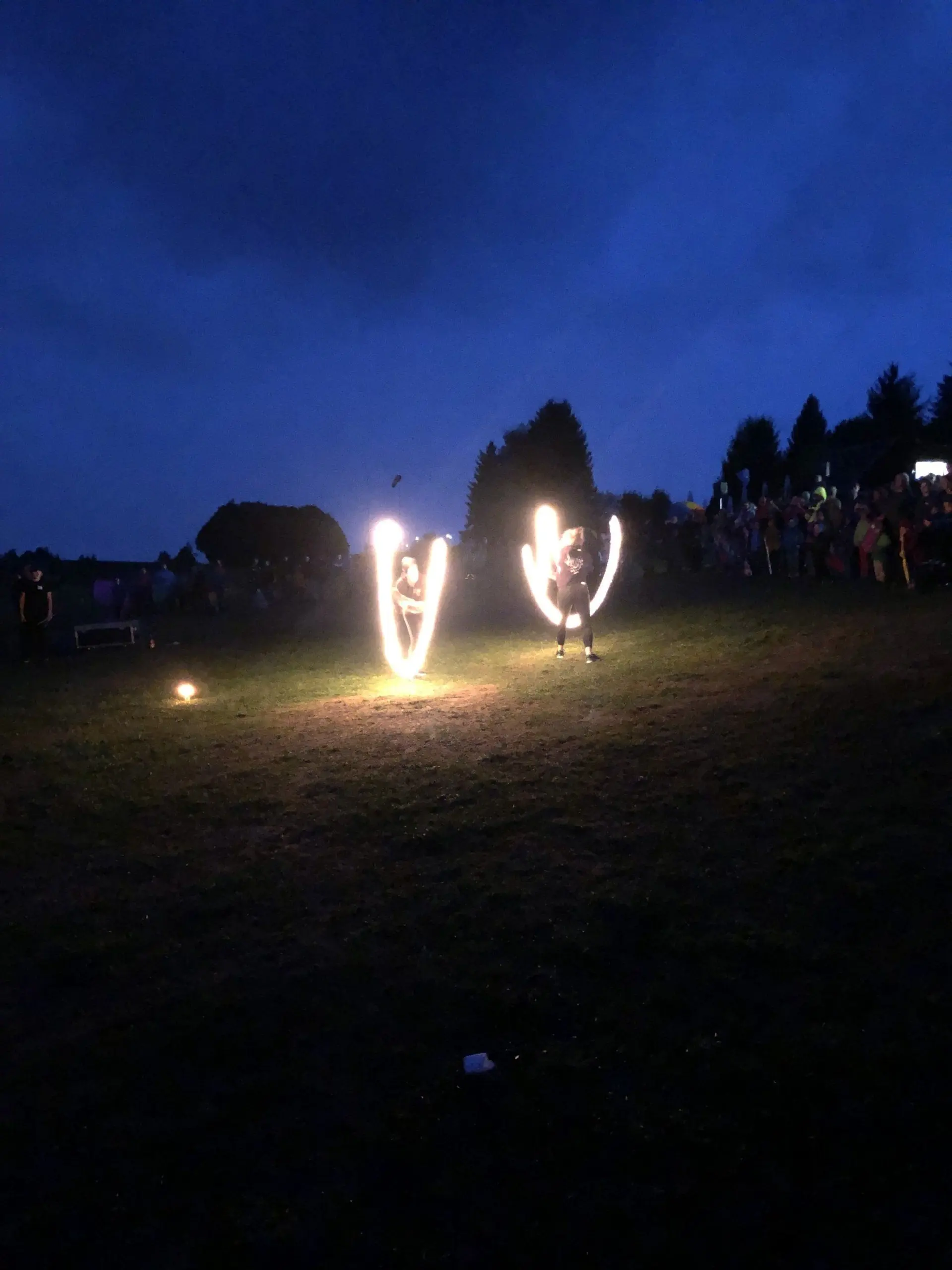 Nacht-Vorführung mit beleuchteten Drachen beim Familien-Drachenfest der LGH