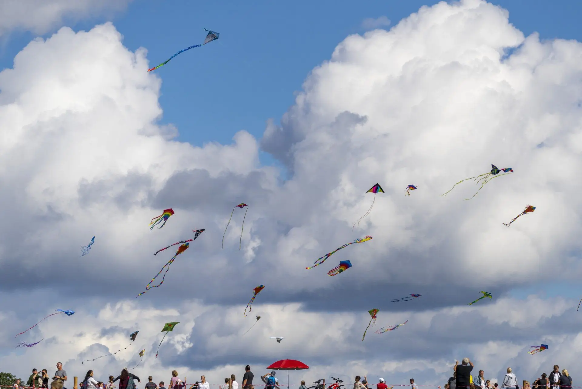Bunte Lenkdrachen am Himmel über dem Flugplatz Hütten/Hotzenwald beim Familien-Drachenfest