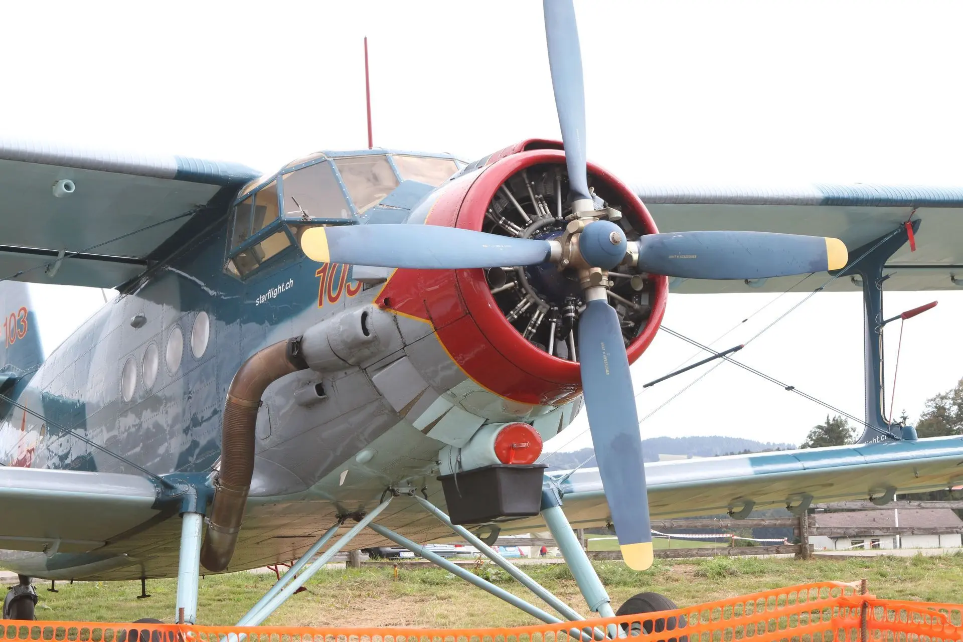 Eine Großaufnahme einer Antonov II mit roter Cowling, grauem 4-Blatt-Propeller mit gelben Blattspitzen.