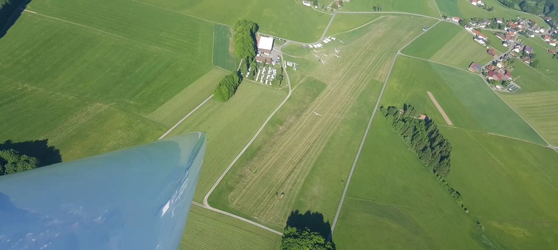 Der Flugplatz Hütten-Hotzenwald im Südschwarzwald von oben.