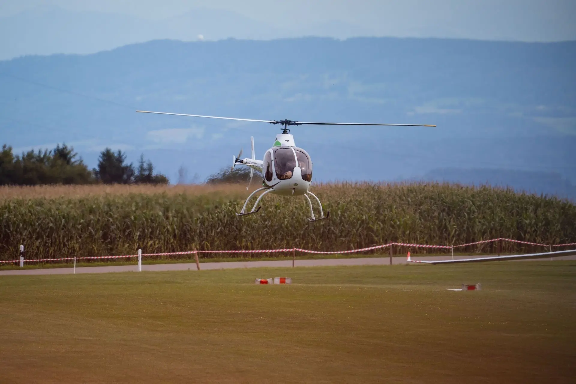 Der UL Helikopter beim Flugplatzfest im Anflug.