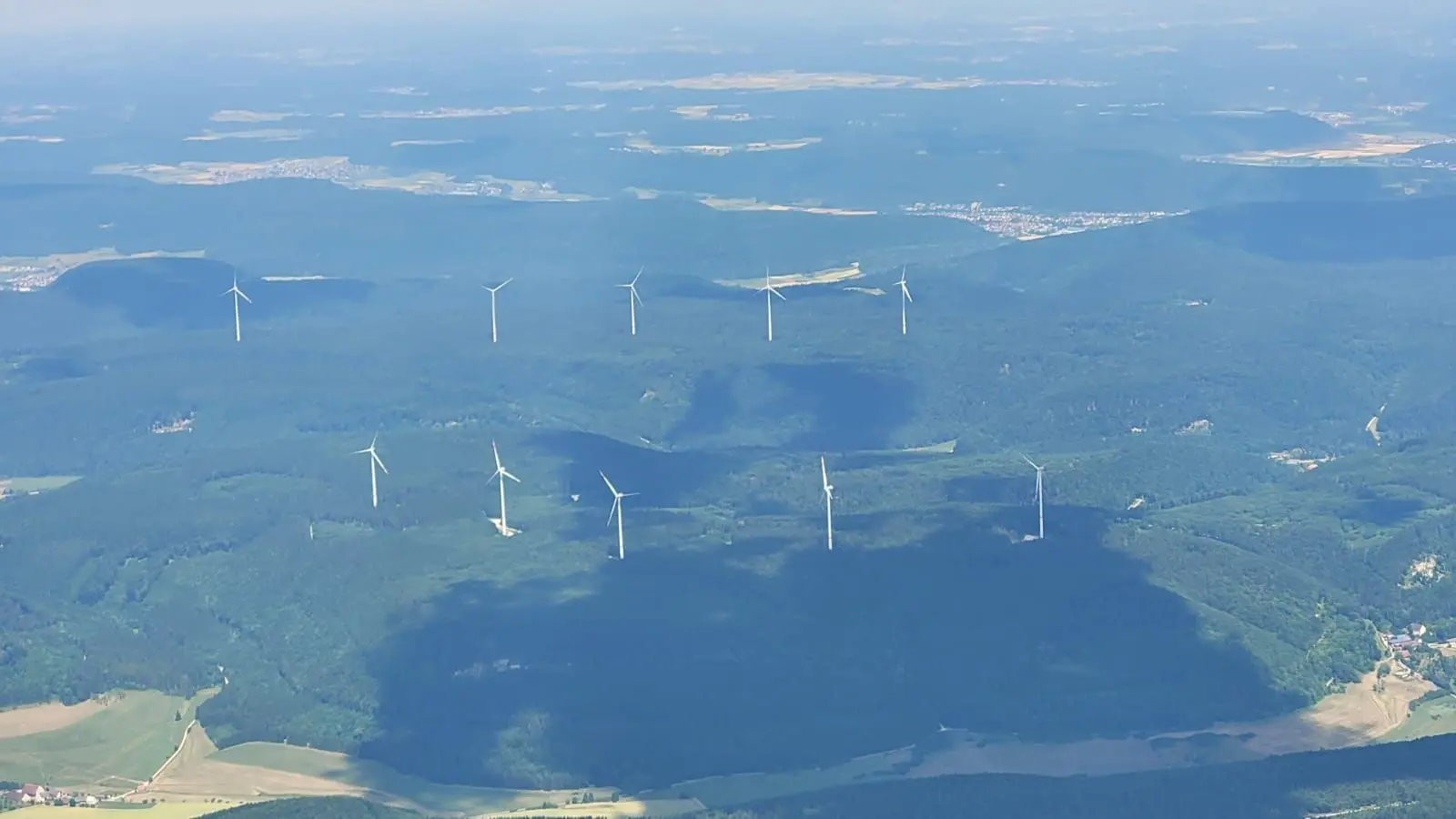 10 Windräder auf kleiner Waldfläche